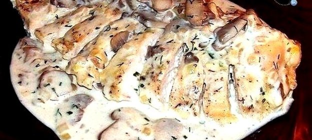 Куриные грудки с грибами в сметанном соусе