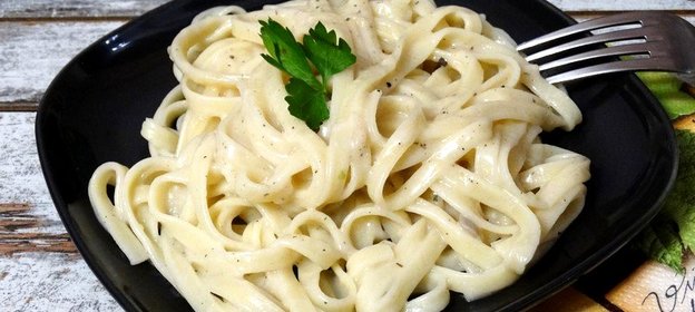 Яичная лапша в луково-молочном соусе