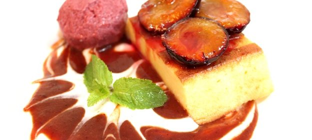 Творожная запеканка со сливами