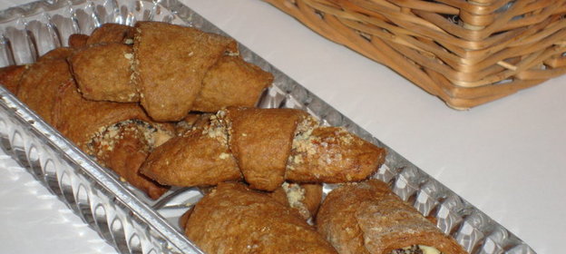 Творожно - кофейные рогалики с миндалем