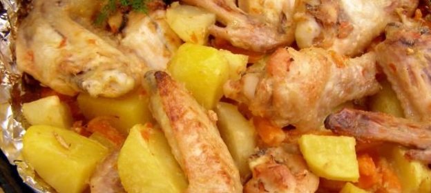 Куриные крылья, запеченные с овощами