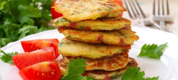 Кабачковые оладьи с колбасой