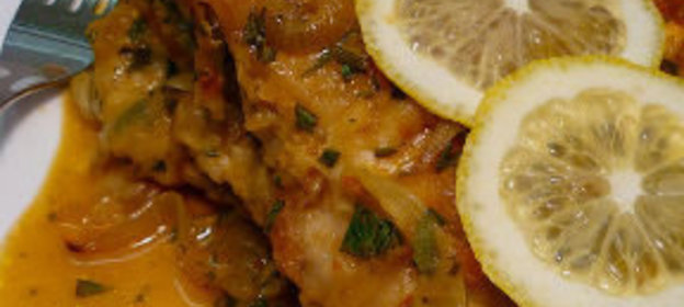 Морской окунь, запеченный под овощами