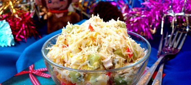 Салат с крабовыми палочками, манго и киви