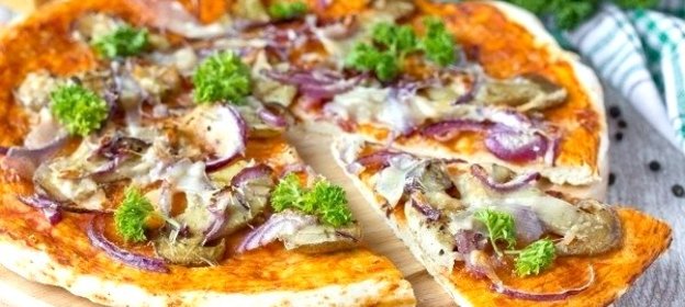 Пицца с белыми грибами, пармезаном и фиолетовым луком