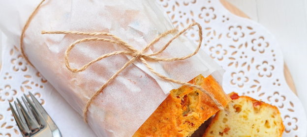 Закусочный кекс с сыром, вялеными томатами и орегано