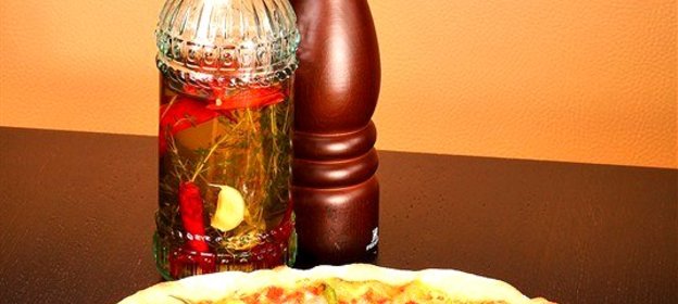 Пицца с баклажанами и кабачками, свежим песто и кедровыми орешками