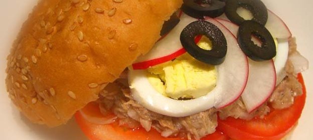 средиземноморский сэндвич с тунцом