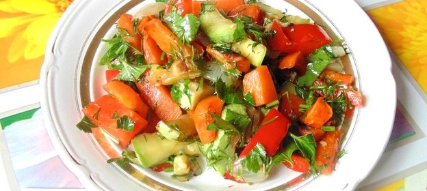 Теплый салат из кабачка перца и морковки