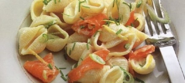 Макароны с копченым лососем и сметаной