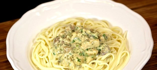 Соус с курицей и грибами