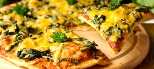 Пицца с авокадо, шпинатом и сервелатом