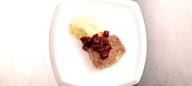 Мясной хлеб с вишневым соусом