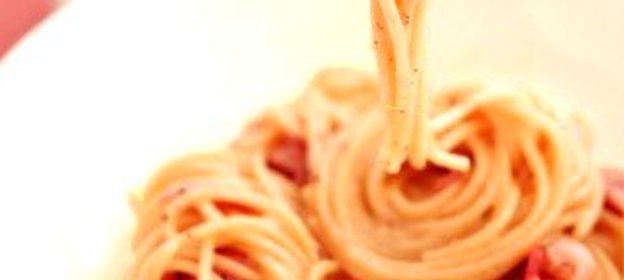 Салат из розовых макарон с ветчиной, лимоном и орехами