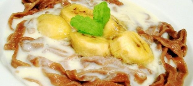 Сладкая какао-лапша с карамеллизироваными бананами