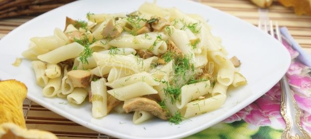 Жареные лисички с макаронами