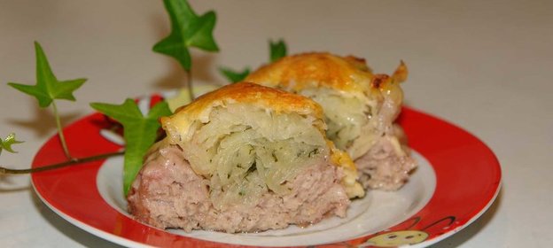 Морской окунь, треска, запеченные с луком