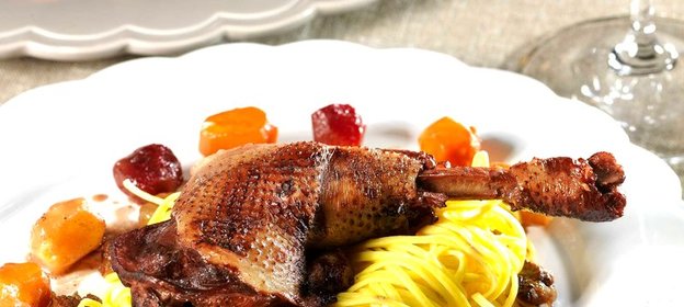 Петух в клюквенном бульоне с лапшой и глазированными овощами