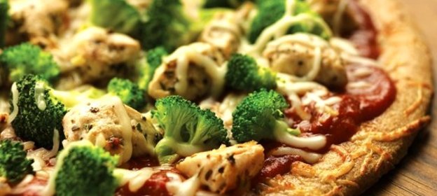 Пицца с брокколи и курицей