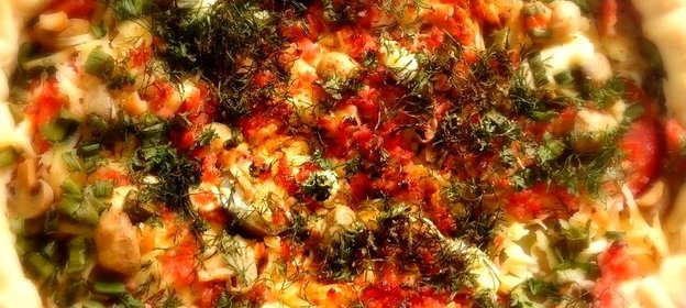Летняя пицца с колбасой и овощами