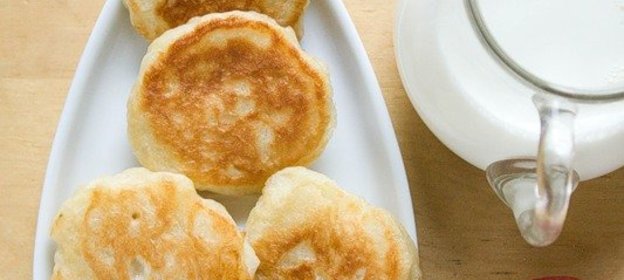 Оладьи на дрожжевом тесте с яблоками