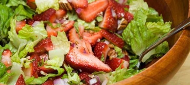 Салат с клубникой и зелеными яблоками