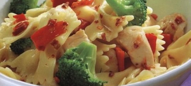 Макароны с куриным филе и брокколи