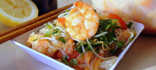 Стеклянная лапша с овощами и креветками