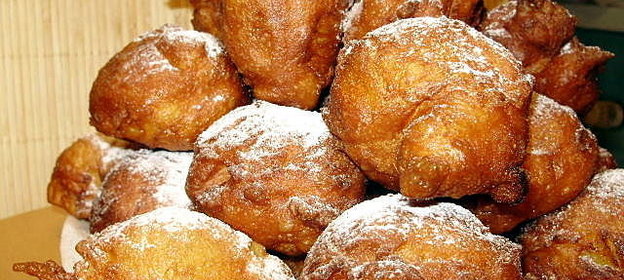 Дрожжевые оладьи с яблоками