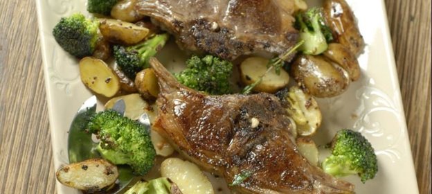 Бараньи ребрышки с картофелем и брокколи