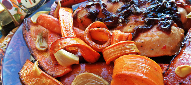 Курица с луковым конфитюром и морковкой