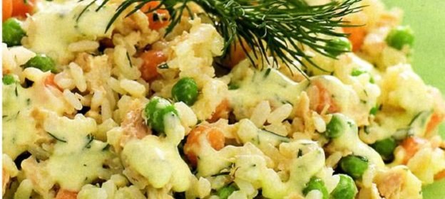 Салат с рисом и консервированным лососем