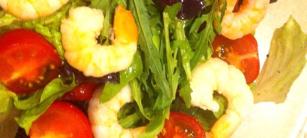 Салат из зелени с креветками