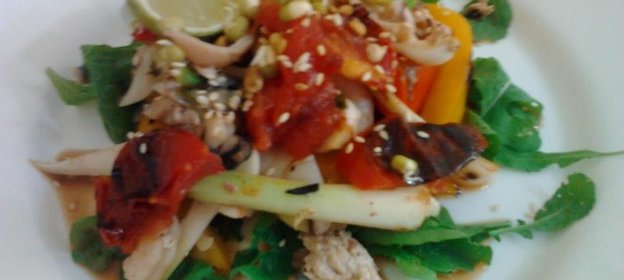 Салат-гриль с кальмарами, овощами и ростками маша