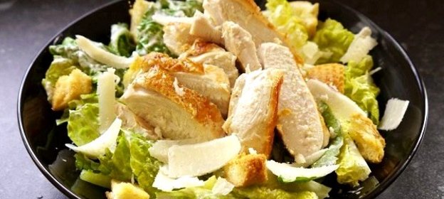 Простой салат с куриной грудкой