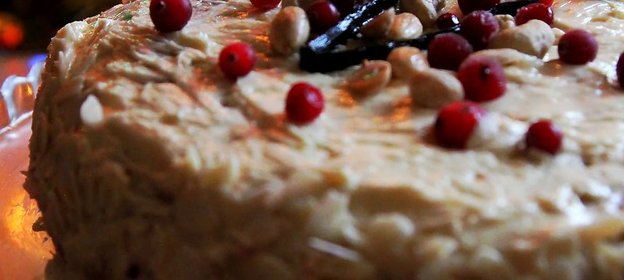 Рождественский торт с орехами и клюквенным желе