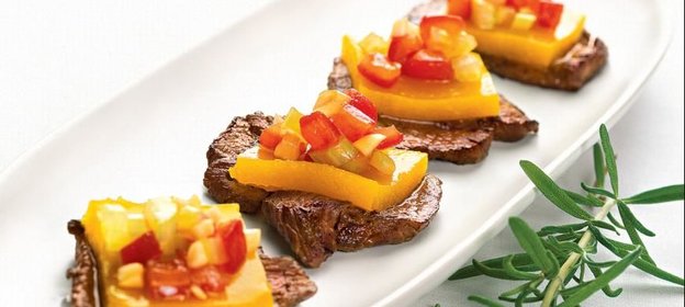 Медальоны из говядины с конкасе из овощей и желе из желтого перца
