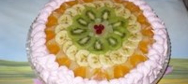 Тортик с фруктами в желе и взбитыми сливками