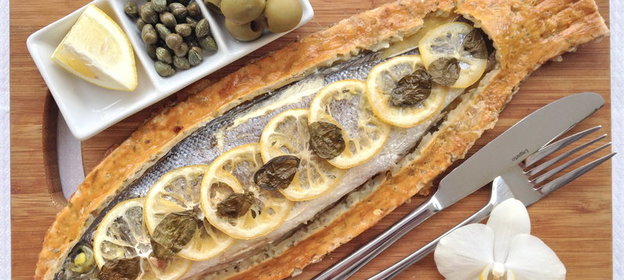 Сибас запеченный в тесте из морской соли