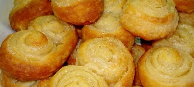 Сахарное печенье «Ушки» из слоеного теста