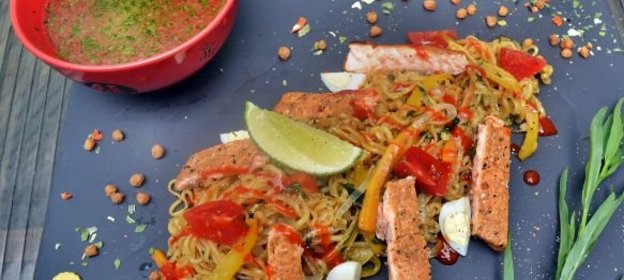 Лапша доширак с копченым лососем