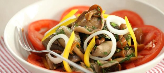 Салат из маринованных грибов с овощами