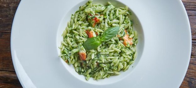 Прасино Крифарото Мэ Кавури (греческие макароны с крабом в соусе из петрушки)