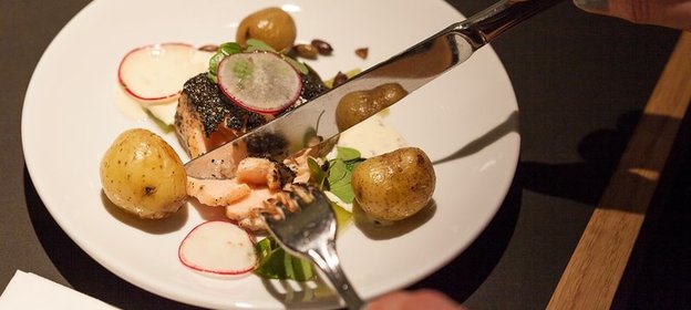 Филе спинки норвежской семги, жареное в золе из бурых водорослей, с огуречным желе