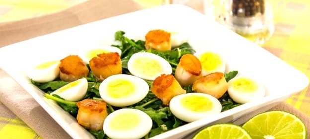 Салат с морскими гребешками и рукколой