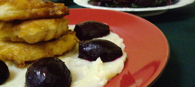 Рыбные оладьи с альядой и печеной свеклой