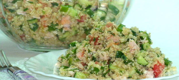 Салат с киноа, овощами и пастромой из куриной грудки