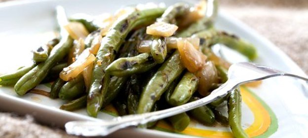 Салат из двух видов фасоли с соусом чимичурри