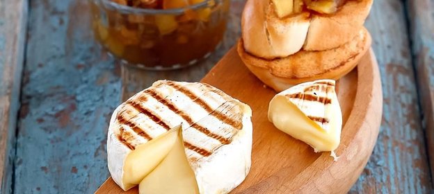 Камамбер на гриле с яблочным чатни