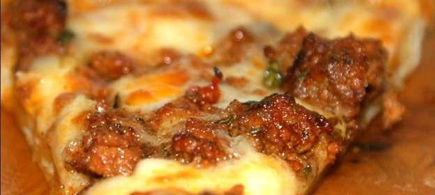 Пицца с фаршем и помидорами